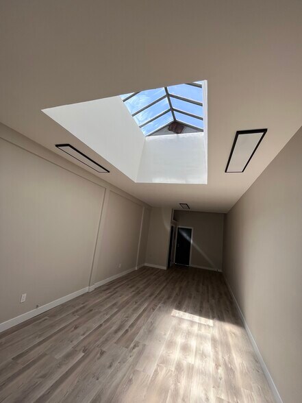 More Photos Of 10039-10041 Commerce Ave, Tujunga Storefront For Sale