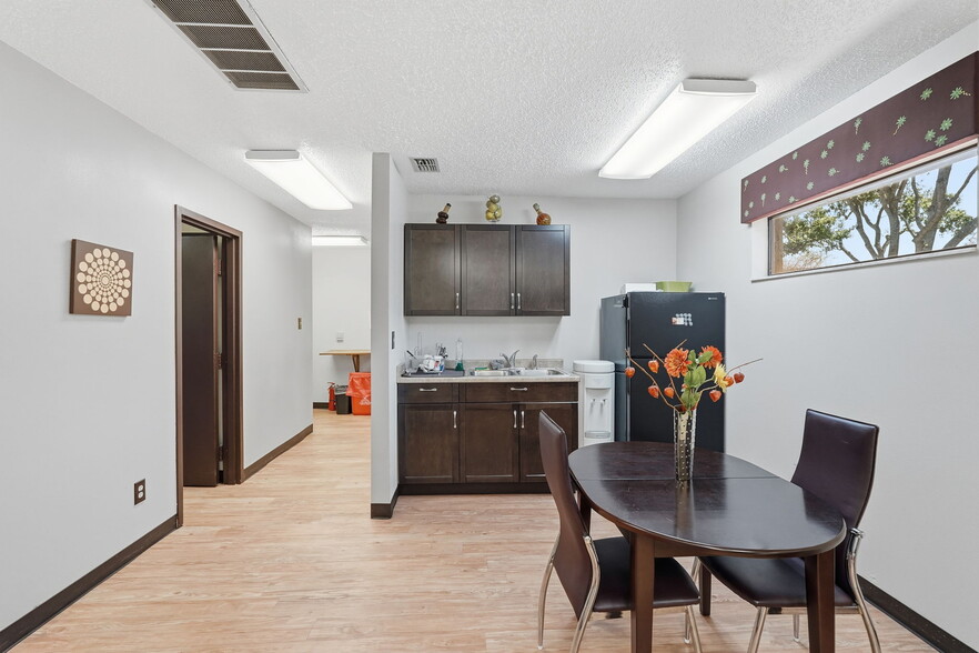 More Photos Of 516 Lakeview Rd, Clearwater Medical For Lease