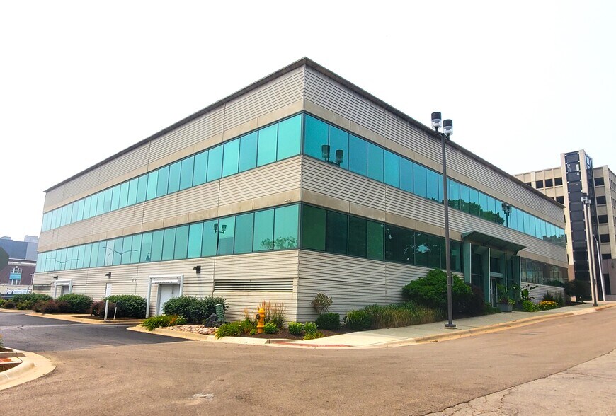 More Photos Of 100 Park Ave, Rockford Office For Lease