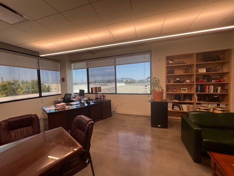 More Photos Of 3220 Winona Ave, Burbank Research And Development For Lease