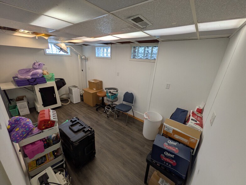 More Photos Of 2527 W Dublin Granville Rd, Columbus Veterinarian Kennel For Sale