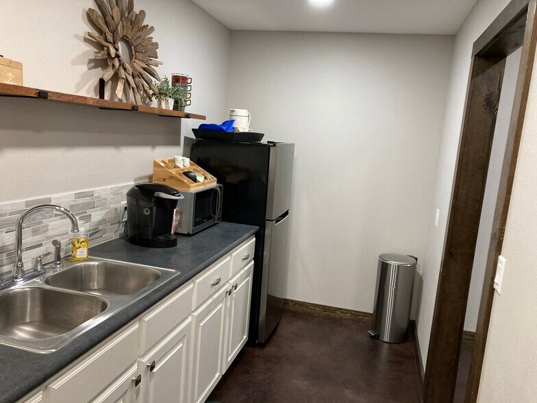 More Photos Of 1420 N Main St, Gladewater Warehouse For Lease