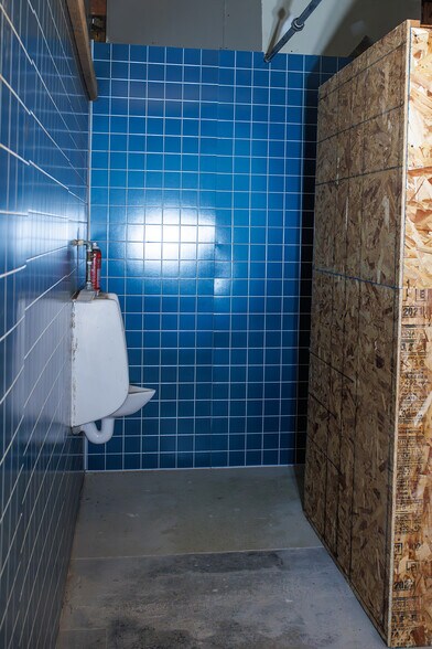 More Photos Of 719 Central Ave W, Hampton Flex For Lease