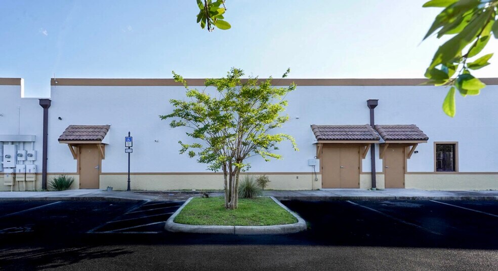 More Photos Of 8590 E CR-466, Lady Lake Freestanding For Sale