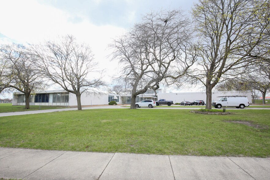 More Photos Of 646 Chicago Rd, Chicago Heights Office For Lease