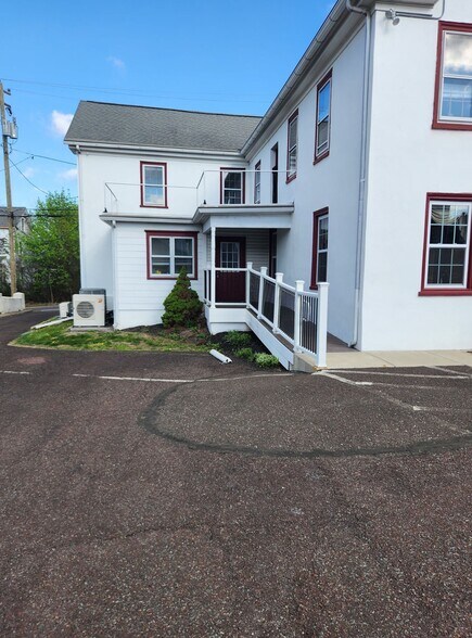 More Photos Of 46 Hilltown Pike, Line Lexington Office For Sale