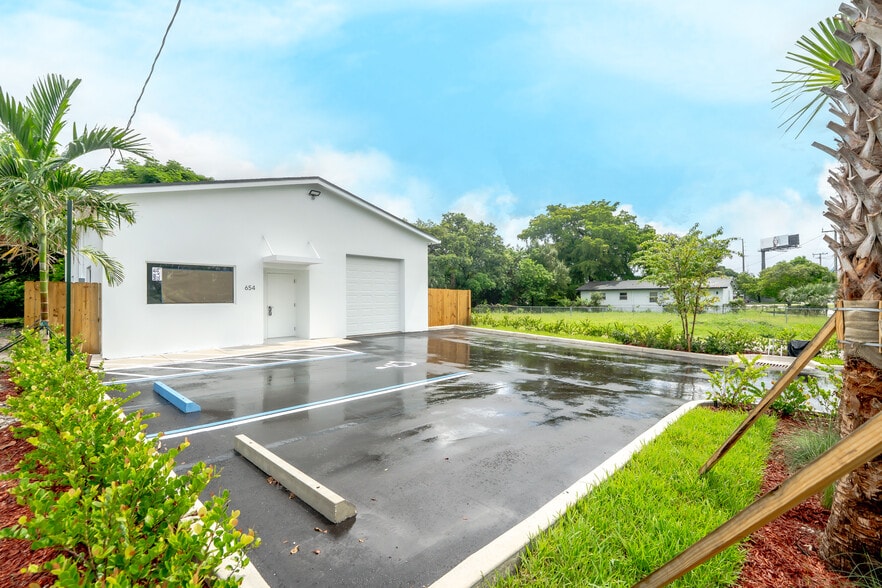 More Photos Of 654 NW 22nd Rd, Fort Lauderdale Light Distribution For Sale