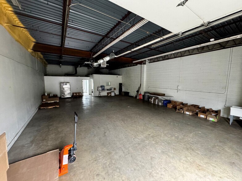 More Photos Of 1600 S Noland Rd, Independence Light Distribution For Lease