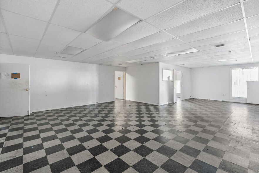 More Photos Of 2120 Collier Ave, Fort Myers Unknown For Lease