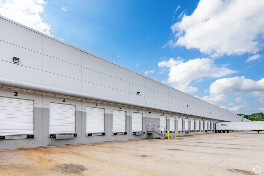 More Photos Of 980 Cobb Place Blvd, Kennesaw Warehouse For Lease