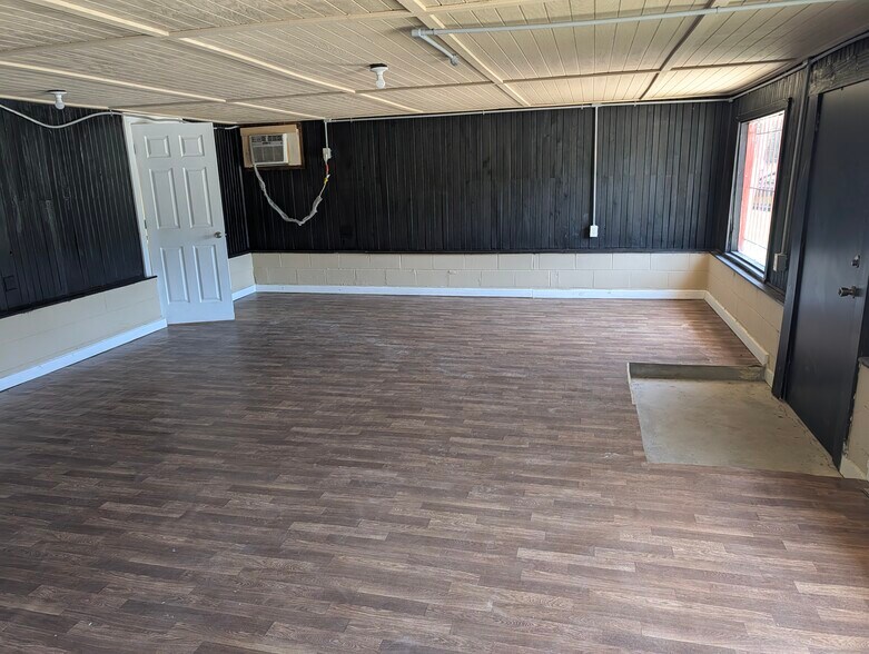 More Photos Of 1456 Trojan Rd, Cross Storefront Retail Office For Lease