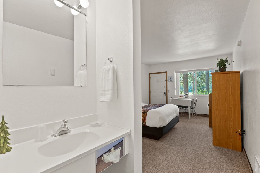 More Photos Of 8612 Washington 31 Hwy, Metaline Hotel For Sale