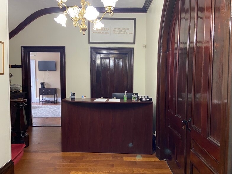 Primary Photo Of 8 Jackson Ct, Lawrence Office Residential For Lease