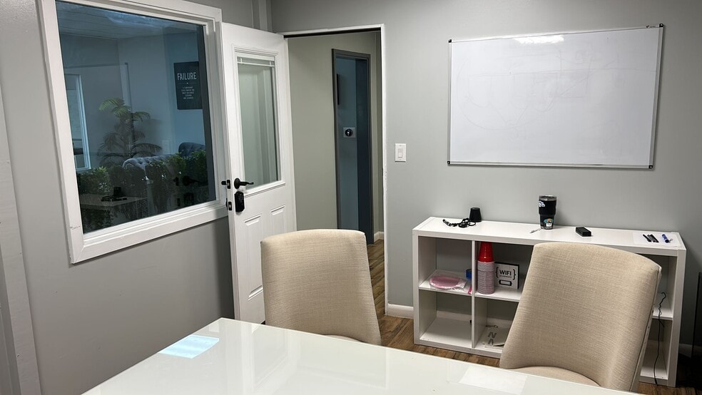 More Photos Of 7575 Kingspointe Pky, Orlando Showroom For Lease