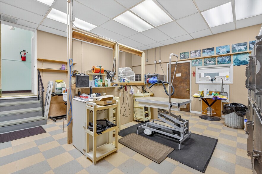 More Photos Of 202 Woodland Dr, Lincroft Veterinarian Kennel For Sale