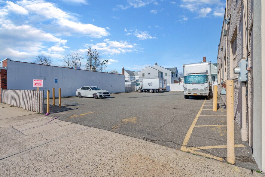 More Photos Of 431 Hempstead Ave, West Hempstead Office For Lease