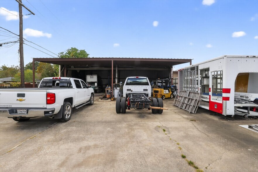 More Photos Of 15590 Florida Blvd, Baton Rouge Showroom For Sale