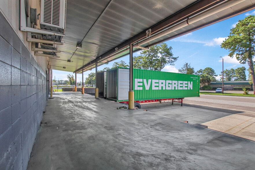 More Photos Of 916 Commerce Cir, Hanahan Warehouse For Lease
