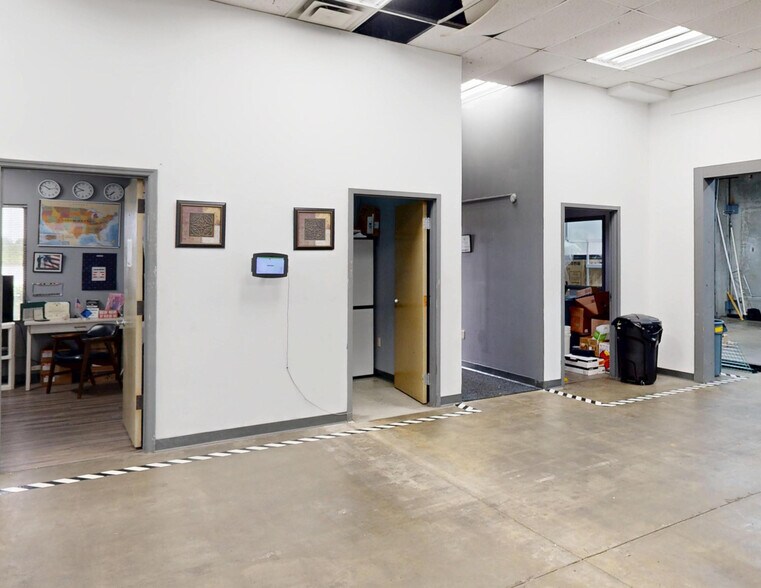 More Photos Of 3600 Parkway Center Ct, Orlando Warehouse For Sale