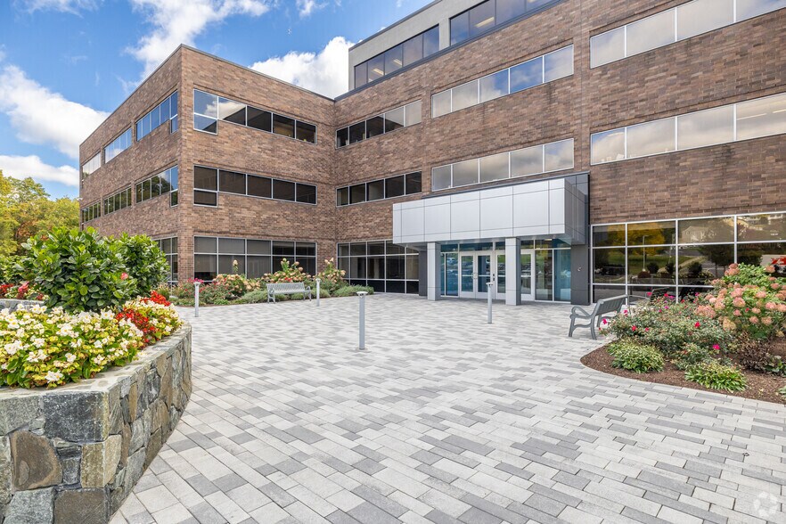 More Photos Of 465 Waverley Oaks Rd, Waltham Office For Lease