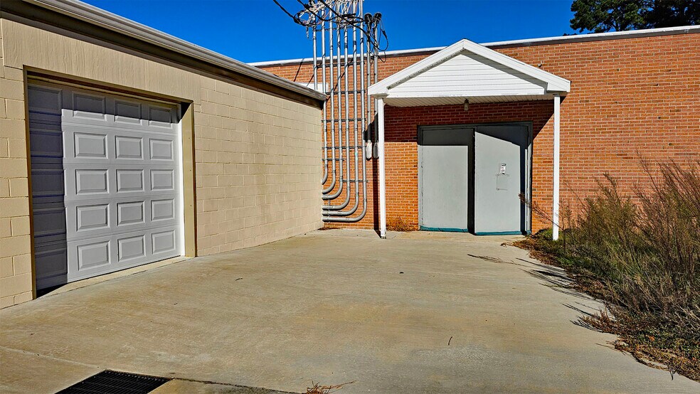 More Photos Of 120 S Church Ave, Garland Manufacturing For Lease