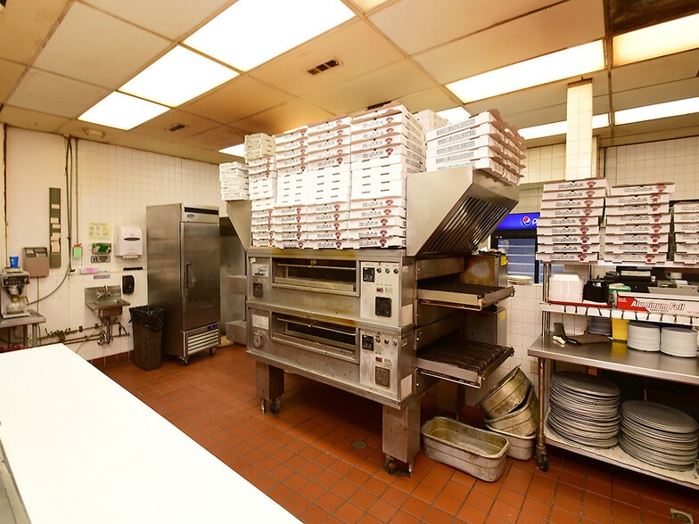 More Photos Of 7880-7890 L St, Omaha Auto Dealership For Sale