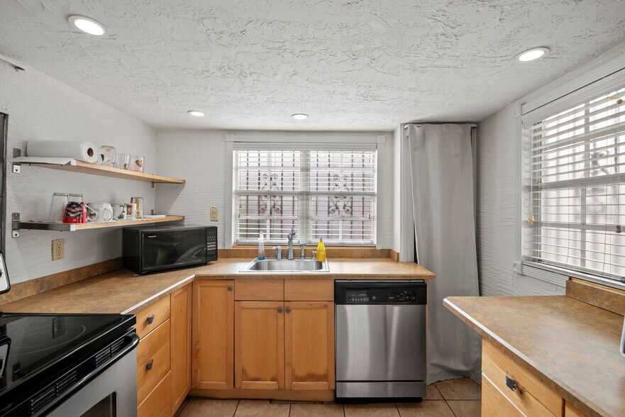 More Photos Of 123 Live Oak Ave, Daytona Beach Office Residential For Sale