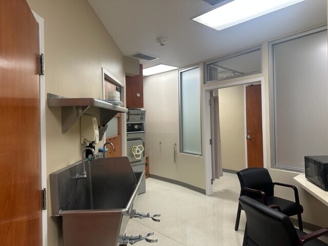 More Photos Of 11600 Wilshire Blvd, Los Angeles Medical For Lease