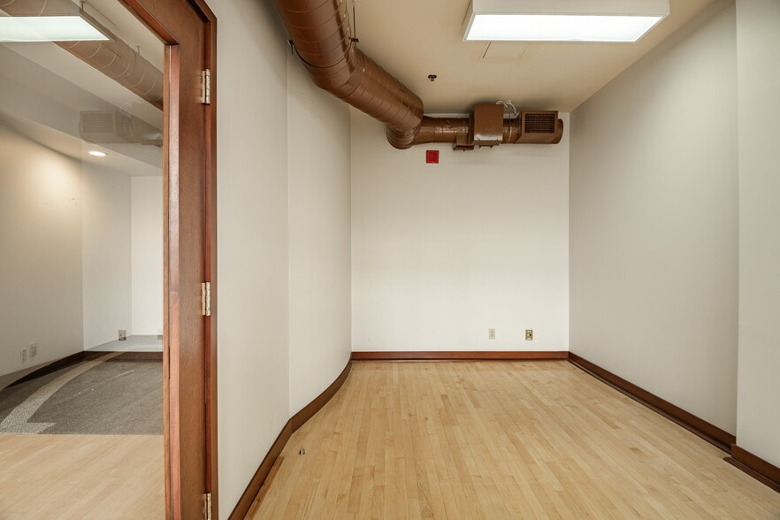 More Photos Of 261 Rue Saint-Jacques, Montréal Office For Lease