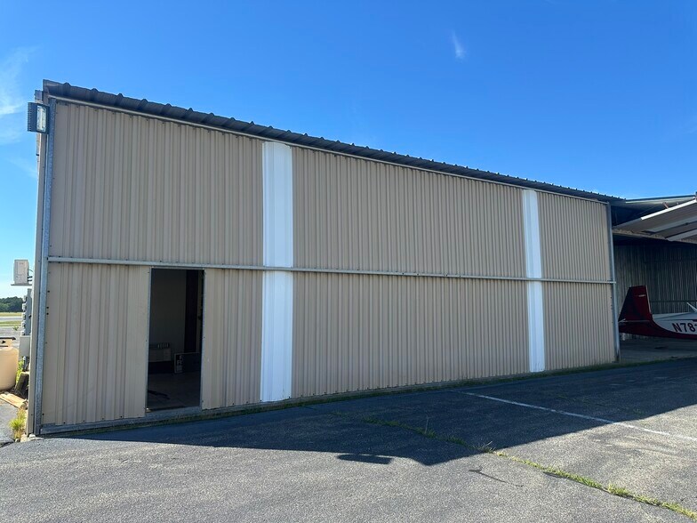 More Photos Of 10 Hangar Rd, Vineyard Haven Warehouse For Lease