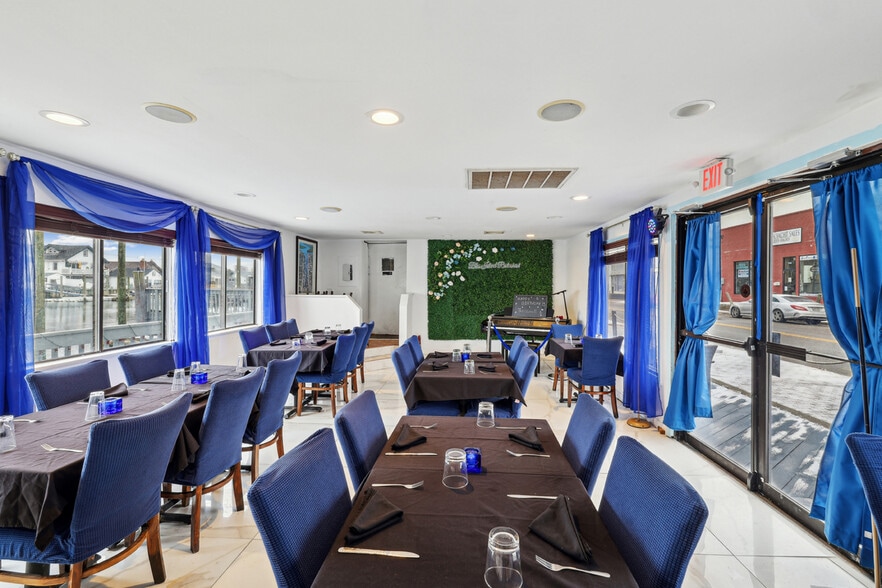 More Photos Of 103 Woodcleft Ave, Freeport Restaurant For Sale