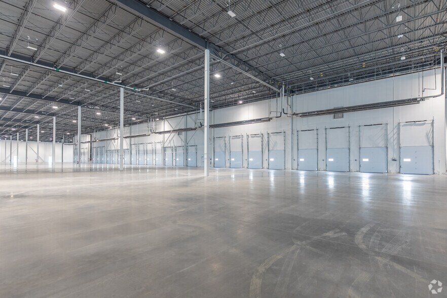 More Photos Of 112 E Beaver Creek Rd, Richmond Hill Warehouse For Lease
