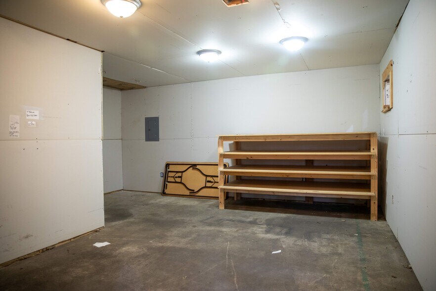 More Photos Of 8506 Potts Ln, Seaford Manufacturing For Lease