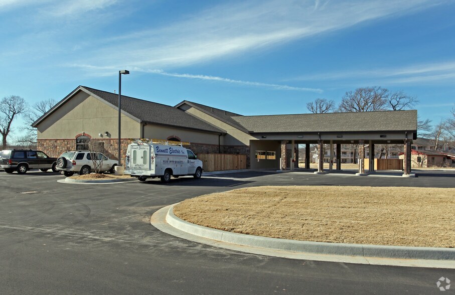 More Photos Of 7447 Riverside Pky, Tulsa Bank For Lease