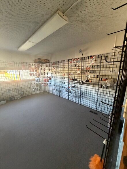 More Photos Of 9650 Dixie Hwy, Clarkston Specialty For Lease