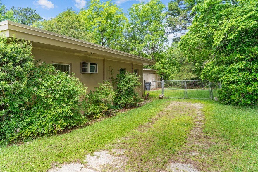 More Photos Of 3522 James B White Hwy, Whiteville Veterinarian Kennel For Sale