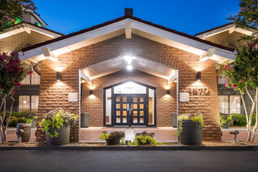 More Photos Of 4870 University Dr NW, Huntsville Hotel For Sale