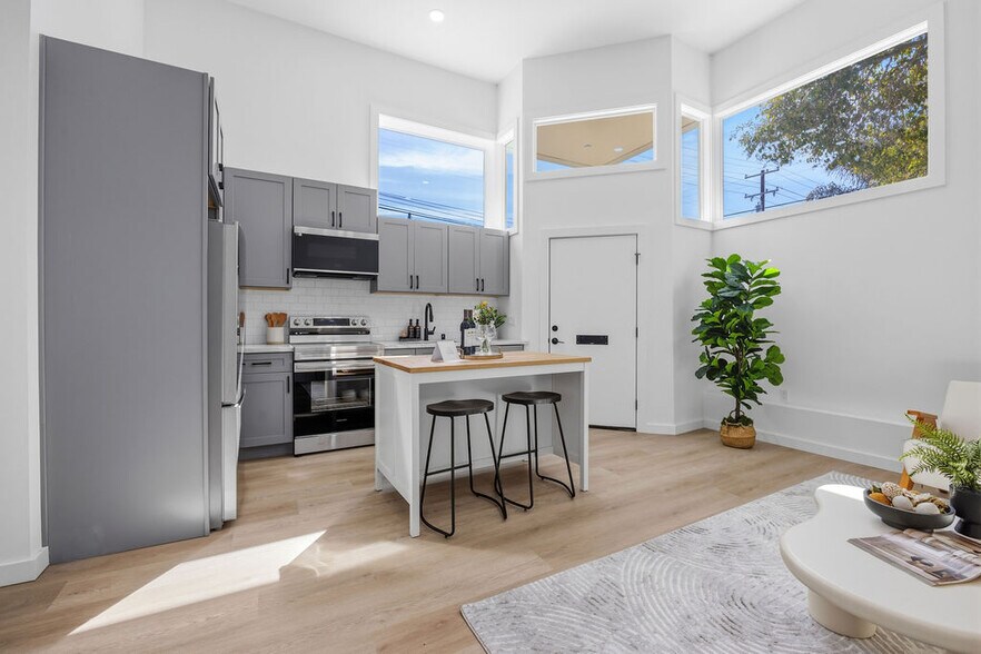 More Photos Of 2730 23rd St, San Francisco Showroom For Sale