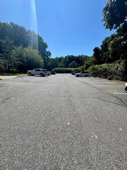 More Photos Of 5 Squiretown Rd, Hampton Bays Medical For Sale