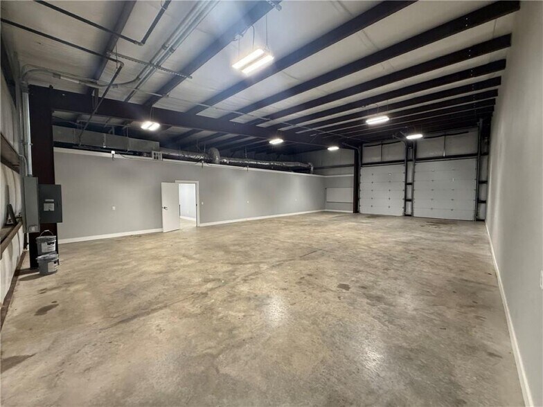 More Photos Of 162 Grading Ln, Cave Springs Flex For Lease