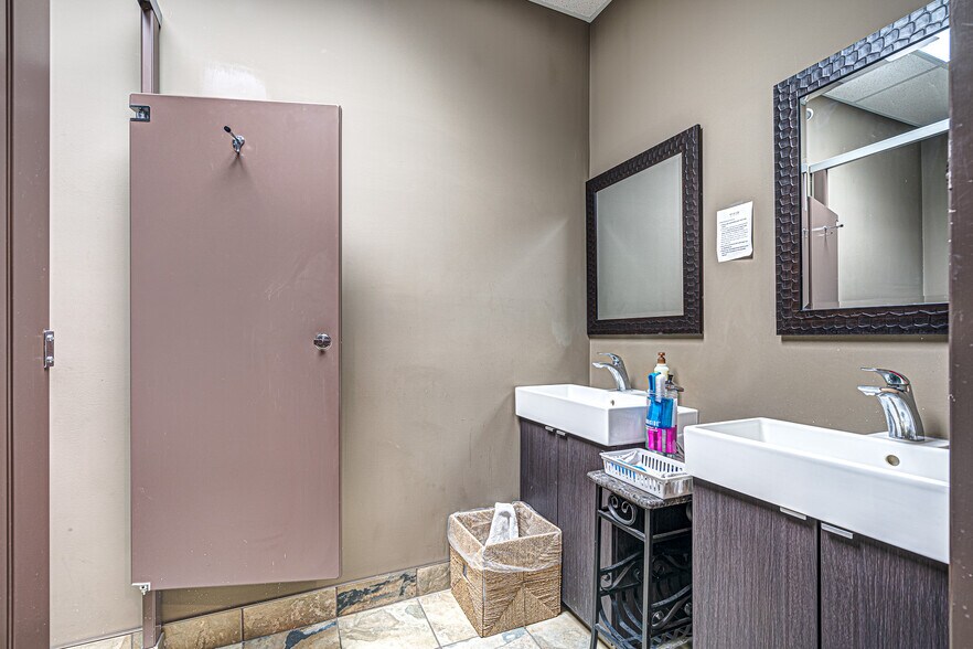 More Photos Of 2602 50 Av, Lloydminster Showroom For Sale