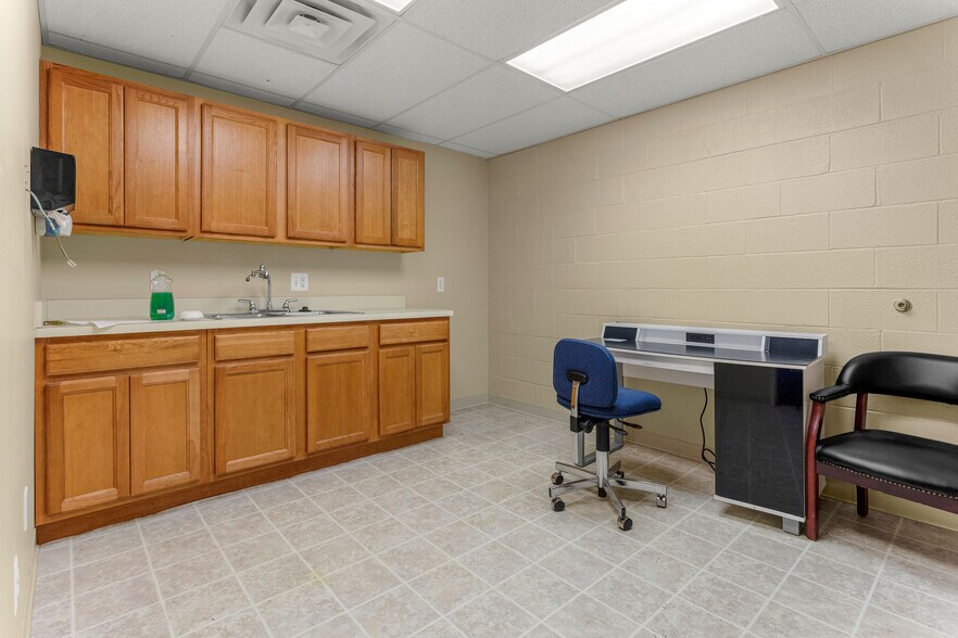 More Photos Of 35640 W Michigan Ave, Wayne Medical For Lease