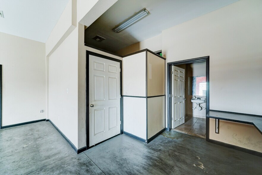 More Photos Of 6721 N Black Canyon Fwy, Phoenix Office Residential For Sale