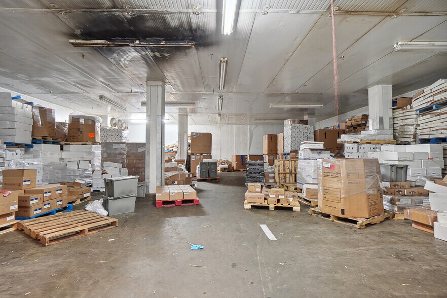 More Photos Of 9820 Boul Ray-Lawson, Montréal Warehouse For Sale