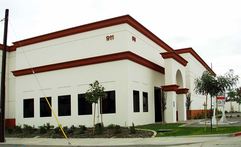 More Photos Of 911 Poinsettia St, Santa Ana Warehouse For Sale