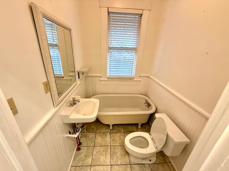 More Photos Of 108 W 38th St, Austin Loft Creative Space For Lease