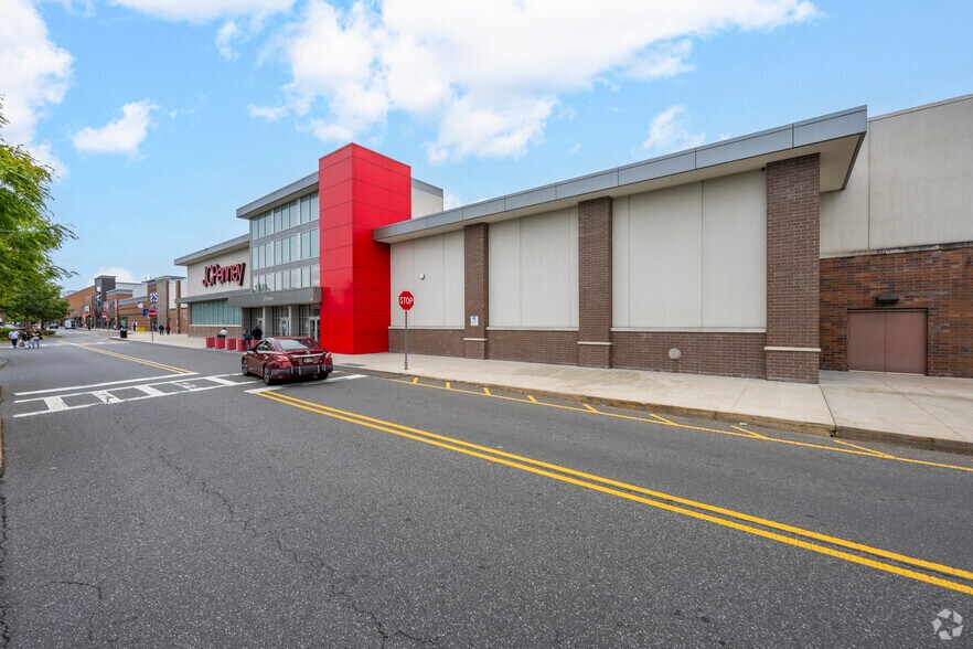 More Photos Of 360 Gateway Dr, Brooklyn Department Store For Lease