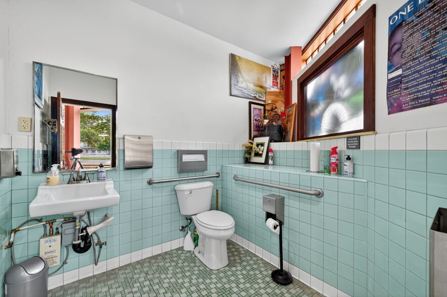 More Photos Of 3300 Broadway St, Sacramento Storefront Retail Office For Lease