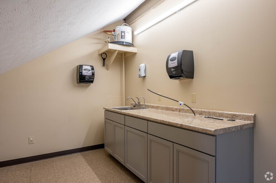 More Photos Of 8902 Otis Ave, Indianapolis Office For Lease