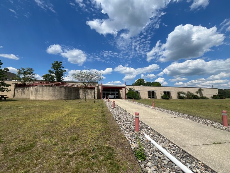 More Photos Of 400 N Woodbury Rd, Pitman Manufacturing For Sale